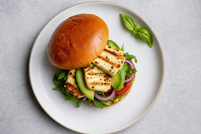 Halloumi-Burger mit Avocado
