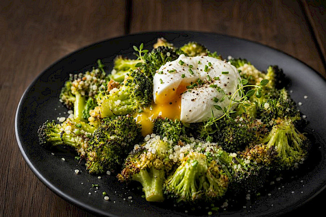 Gerösteter Parmesan-Brokkoli mit pochiertem Ei