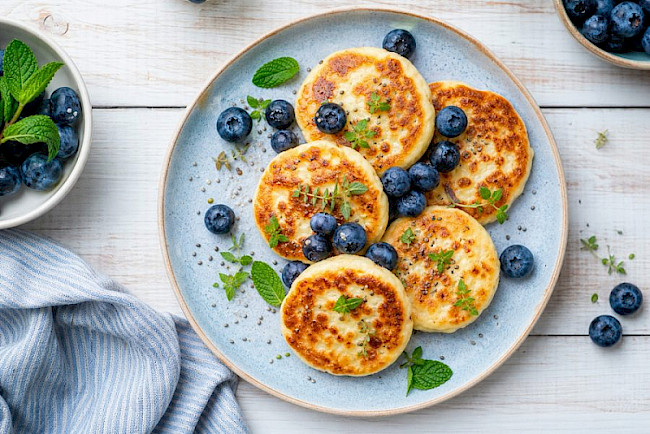 Hüttenkäse-Pancakes mit Heidelbeeren