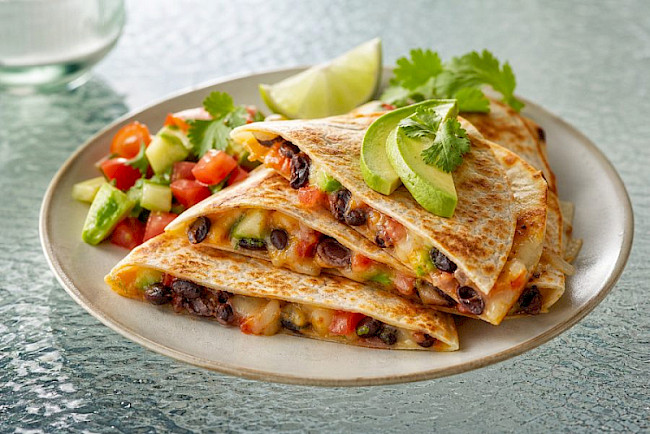 Käse-Bohnen-Quesadilla mit Avocado