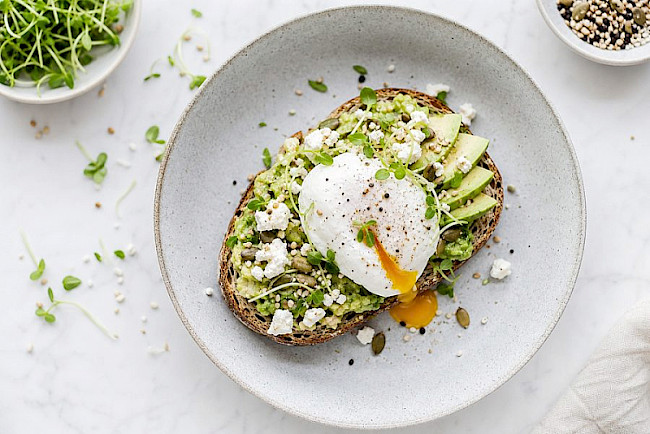 Avocado-Brot mit pochiertem Ei und Feta
