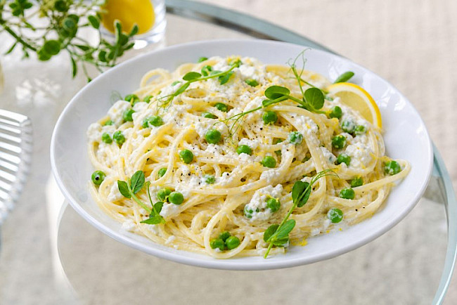 Schnelle Ricotta-Zitronen-Pasta mit Erbsen