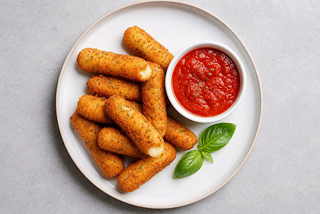 Knusprige Mozzarella-Sticks mit Tomaten-Dip