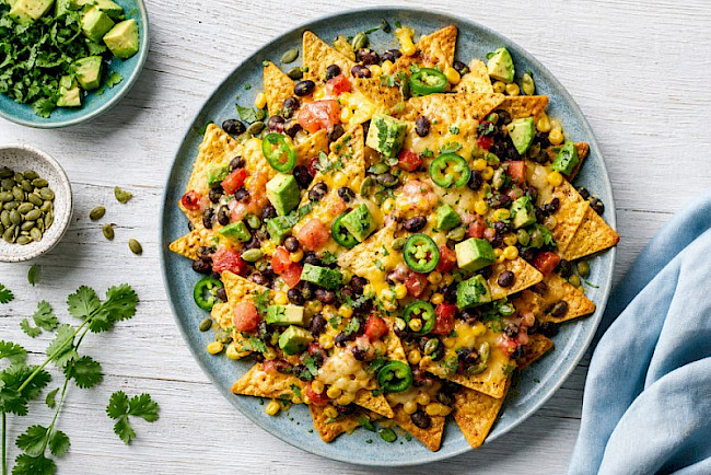 Überbackene Nachos mit Käse und Bohnen