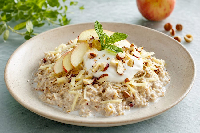 Bircher-Müsli mit Skyr, Apfel und Haselnüssen