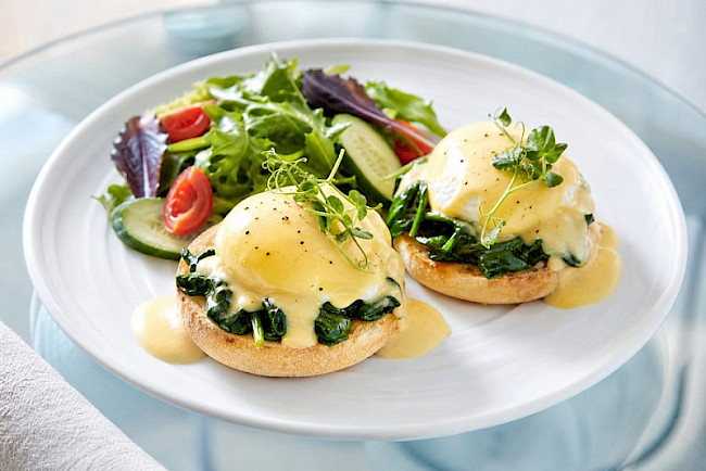 Eggs Florentine mit Spinat und Käsesauce