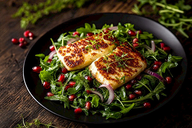 Gebratener Halloumi auf Rucola mit Granatapfel