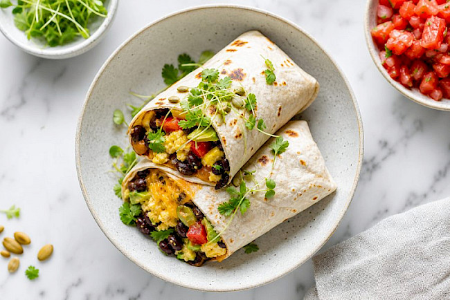 Frühstücks-Burrito mit Ei, Bohnen und Käse
