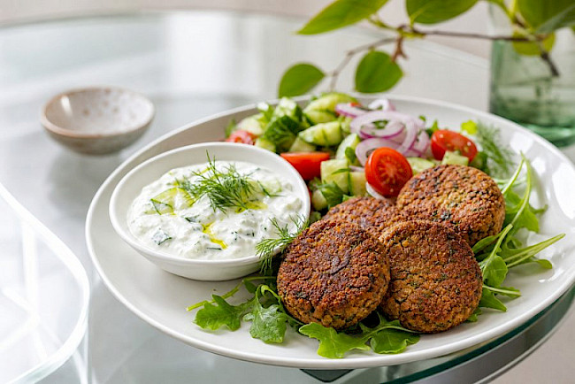 Linsenfrikadellen mit Tzatziki