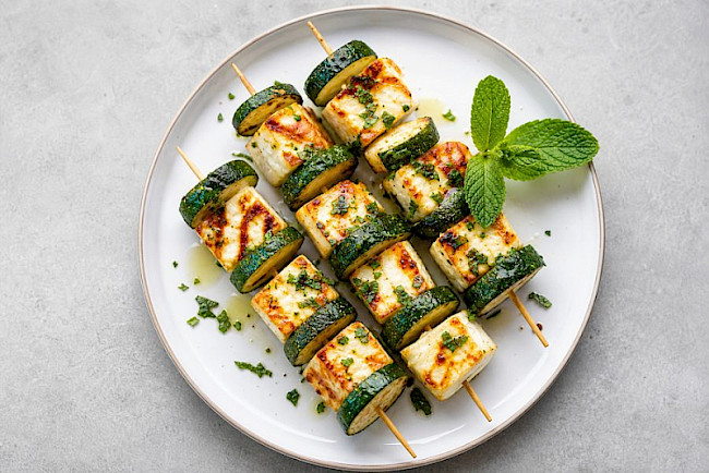 Halloumi-Spieße mit Zucchini und Minze