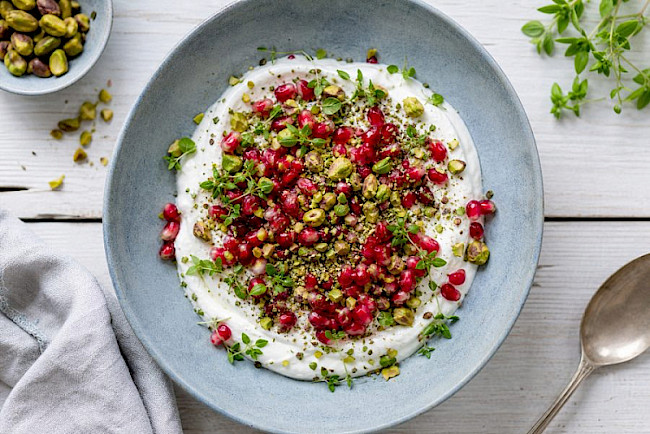 Skyr-Bowl mit Granatapfel und Pistazien