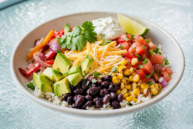 Burrito-Bowl mit Bohnen, Reis und Käse