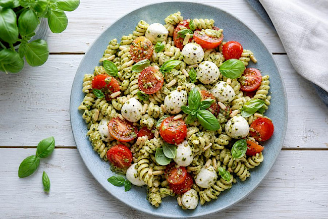 Nudelsalat mit Pesto, Mozzarella und Tomaten