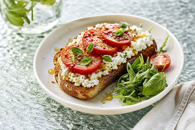 Cottage-Cheese-Toast mit Tomate und Honig