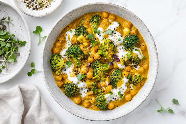 Brokkoli-Kichererbsen-Curry mit Joghurt