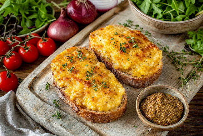 Welsh Rarebit – überbackenes Käsebrot mit Senf