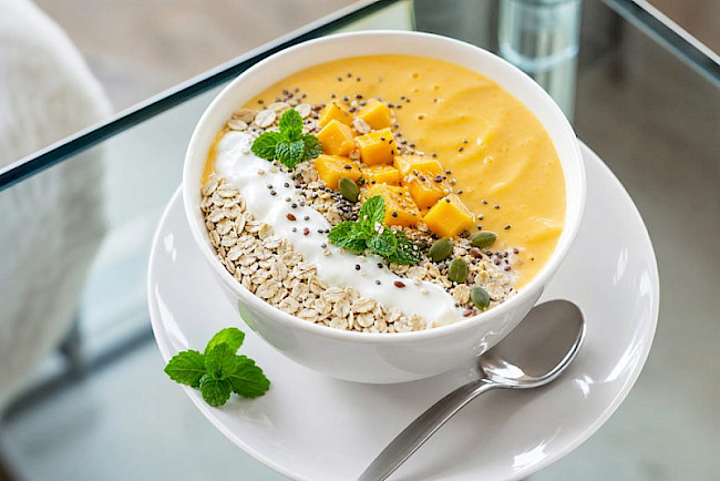 Mango-Lassi-Bowl mit Skyr und Haferflocken