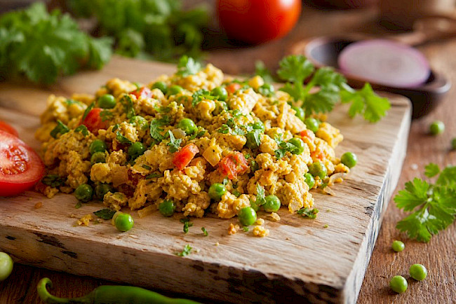 Egg Bhurji mit Erbsen (indisches Rührei)
