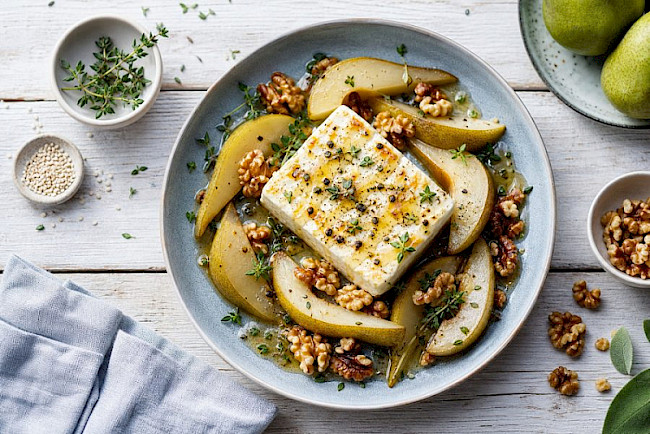 Gebackener Feta mit Honig, Birne und Walnüssen