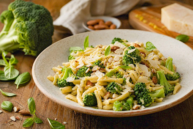 Brokkoli-Pasta mit Mandeln und Pecorino