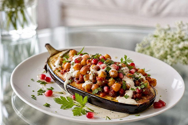 Ofen-Aubergine mit Kichererbsen und Joghurt-Tahini