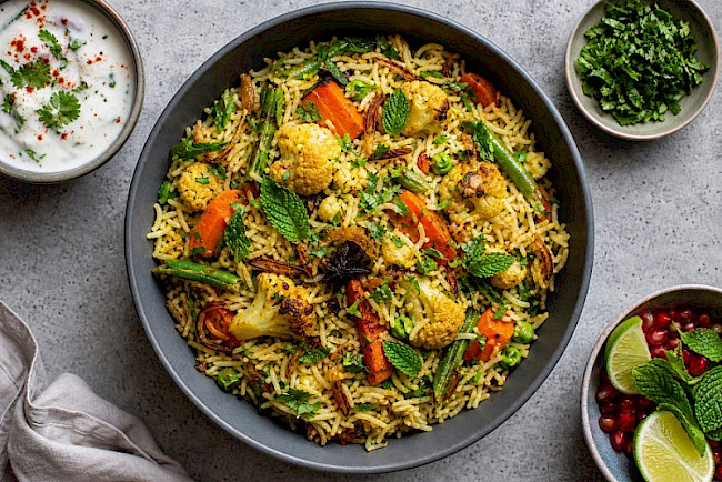 Gemüse-Biryani mit Joghurt-Raita