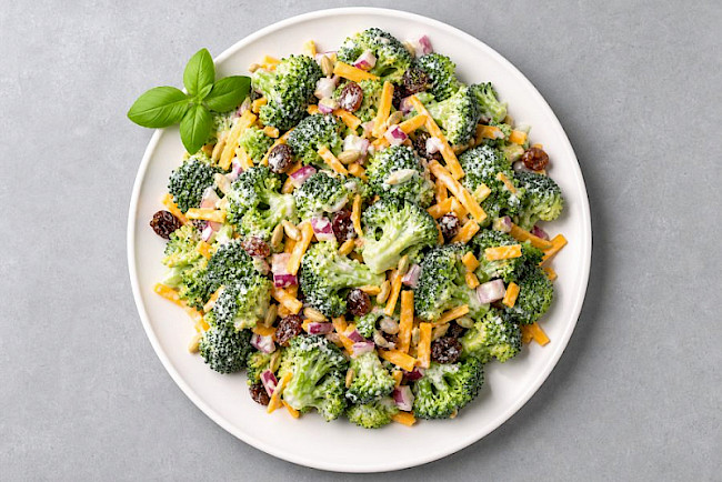 Brokkoli-Salat mit Cheddar und Joghurt-Dressing