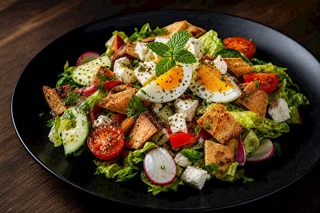 Fattoush mit Feta und Ei