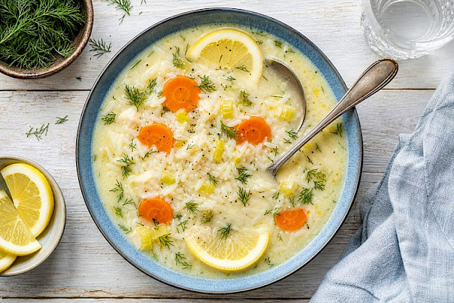 Griechische Avgolemono-Suppe mit Reis
