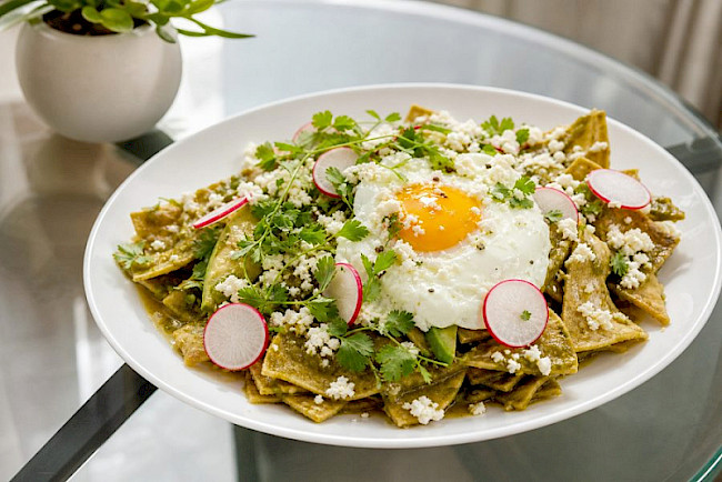 Chilaquiles mit Ei und Käse
