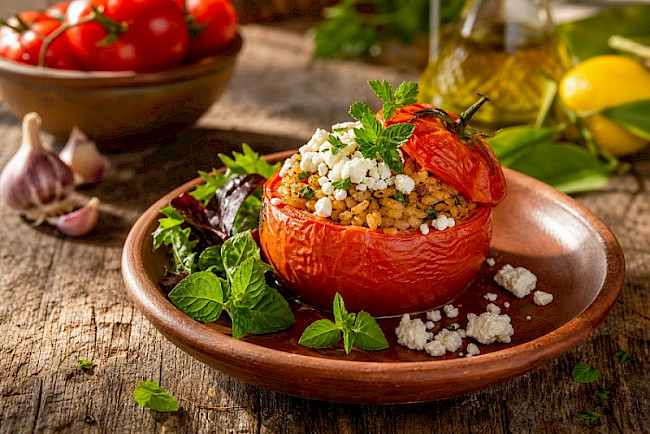 Gemista – gefüllte Tomaten mit Reis und Feta