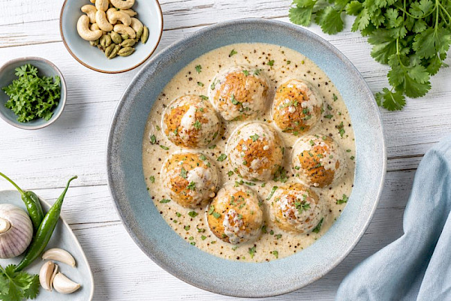 Malai Kofta (Gemüse-Käse-Bällchen in Sahnesauce)