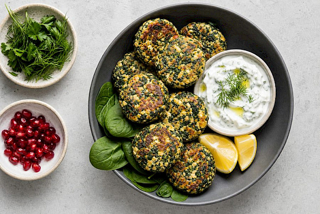 Spinat-Feta-Puffer mit Joghurt-Dip