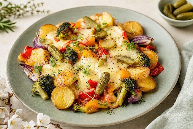 Raclette-Auflauf mit Kartoffeln und Cornichons