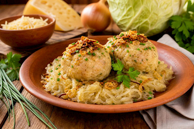 Tiroler Kaspressknödel auf Sauerkraut