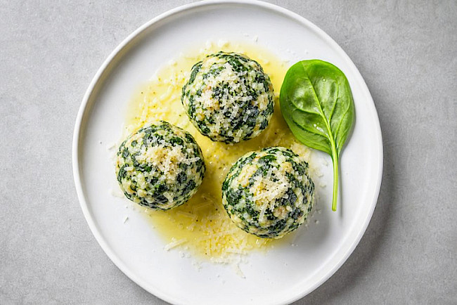 Tiroler Spinatknödel mit Bergkäse