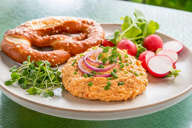 Obatzda mit Vollkornbrezn und Radieschen