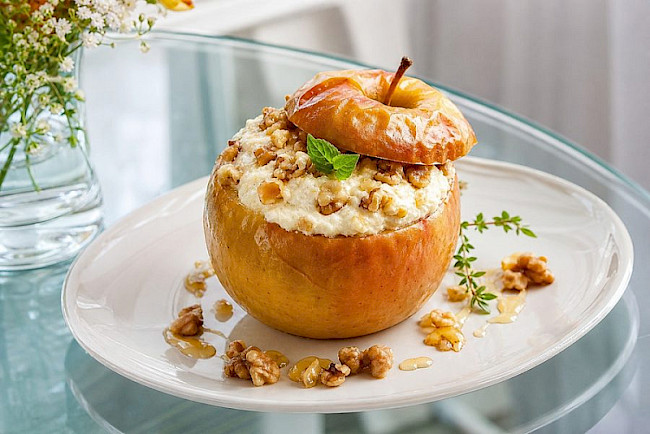 Bratapfel mit Quark-Nuss-Füllung