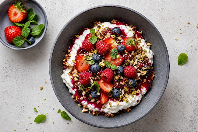 Beeren-Quark-Schichtdessert mit Knusper