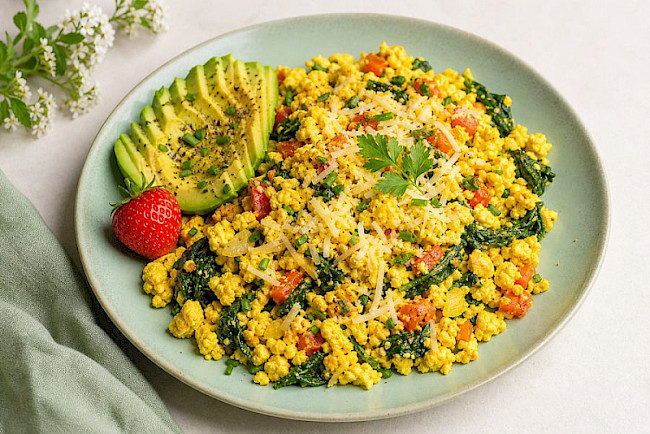 Tofu-Scramble mit Kurkuma und Käse