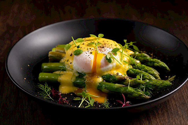 Spargel mit pochiertem Ei und Sauce Hollandaise