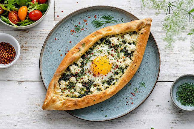 Türkische Pide mit Ei und Käse