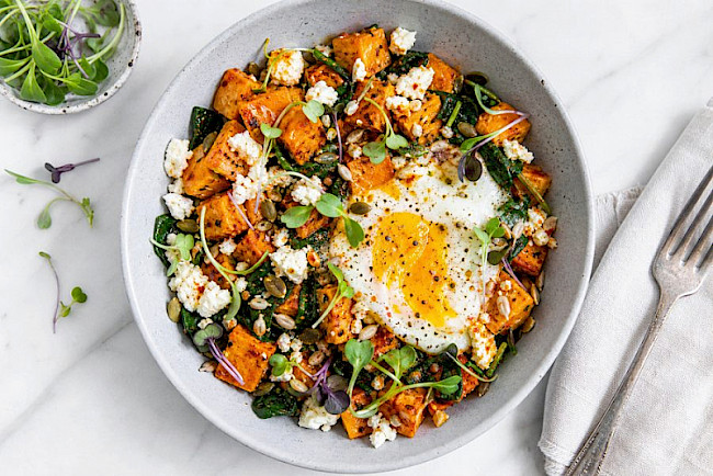 Süßkartoffel-Auflauf mit Feta und Ei