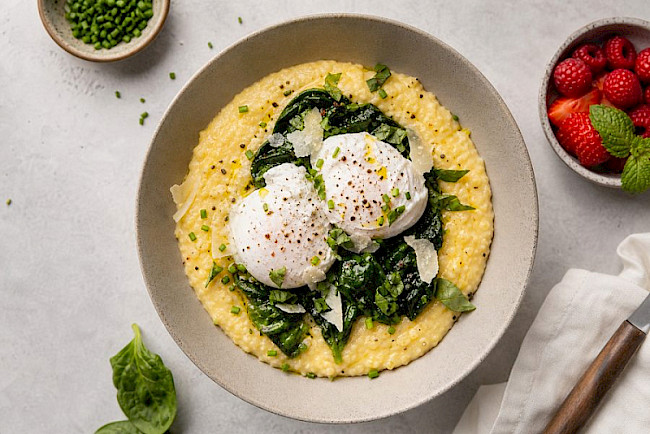 Pochierte Eier auf cremiger Polenta mit Parmesan