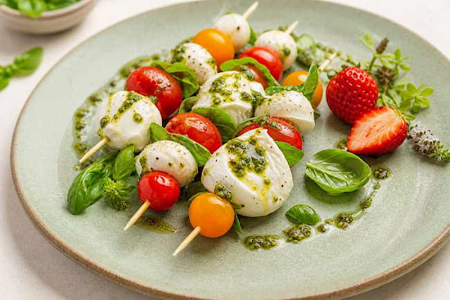 Caprese-Spieße mit Burrata und Pesto-Drizzle