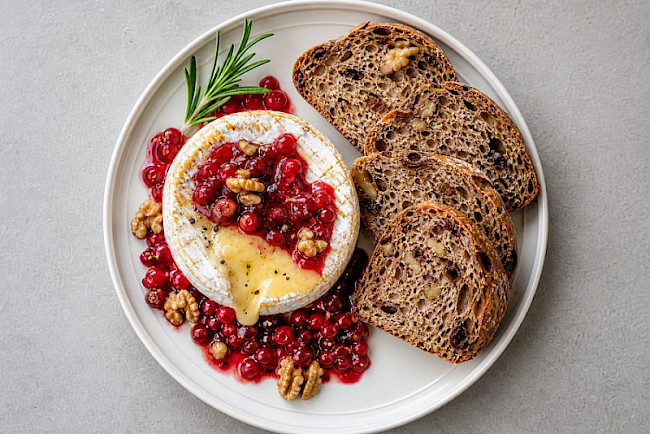 Camembert aus dem Ofen mit Preiselbeeren und Walnussbrot