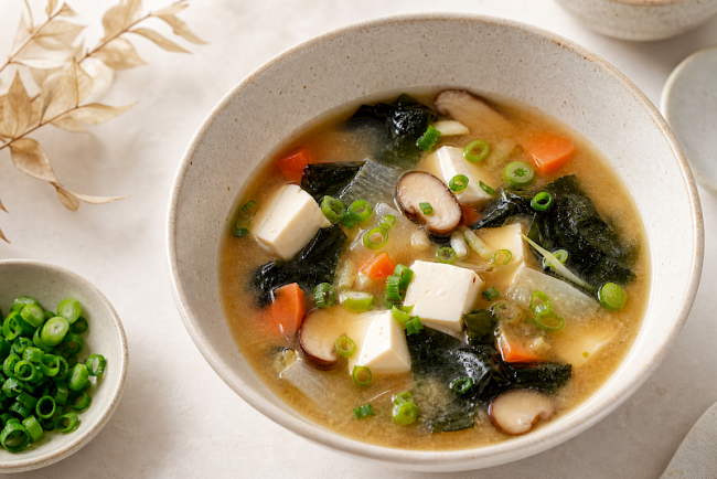 Vegan · Misosuppe mit Seidentofu und Wakame