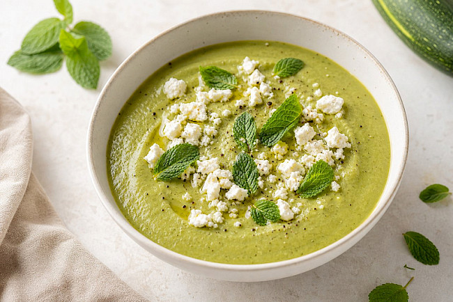 Vegetarisch · Zucchinisuppe mit Feta und Minze
