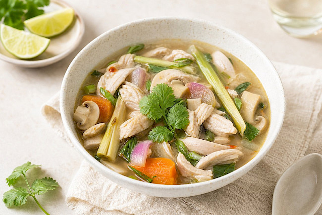 Paleo · Thai-Hühnersuppe mit Zitronengras
