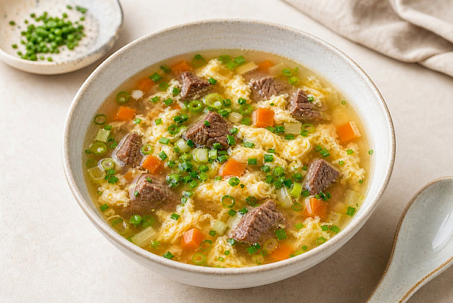 Low-Carb · Klare Rinderbrühe mit Ei-Flocken